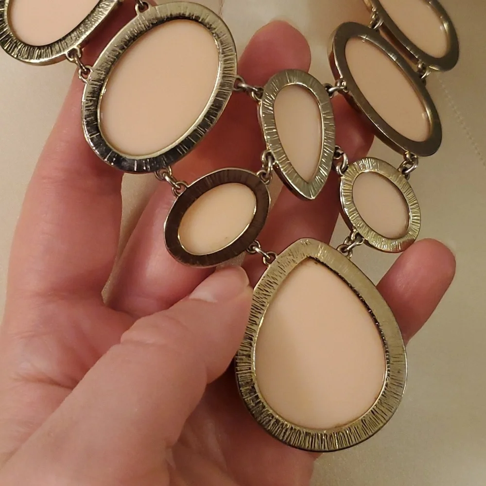 Pink and gold statement necklace - Picture 9 of 10